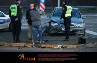 N. Zagreb: Autom se zabio u semafor, ozlijeđen muškarac