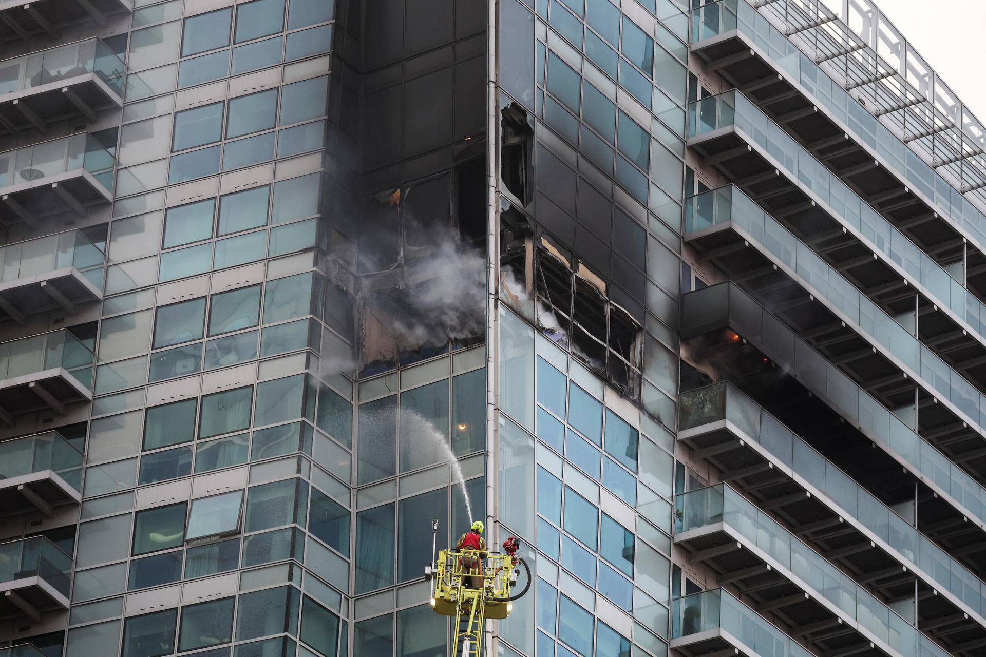 Evakuirali neboder, buktinju u Londonu gasi 125 vatrogasaca