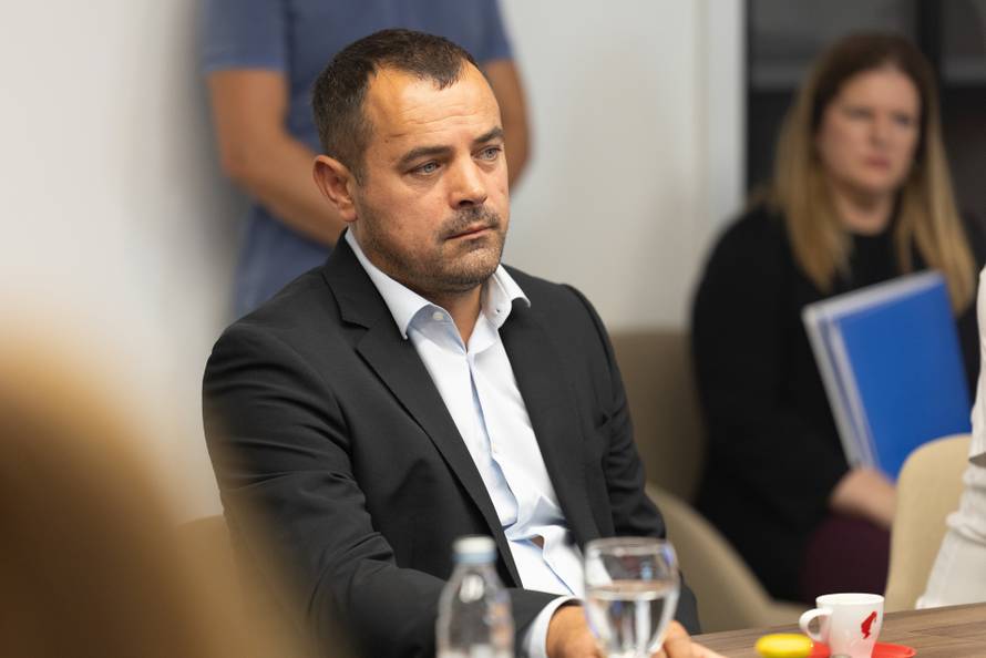Osijek: Uručenje ugovora načelniku Općine Bilje Željku Cickaju   o javnoj usluzi linijskog prijevoza putnika u cestovnom  prometu 