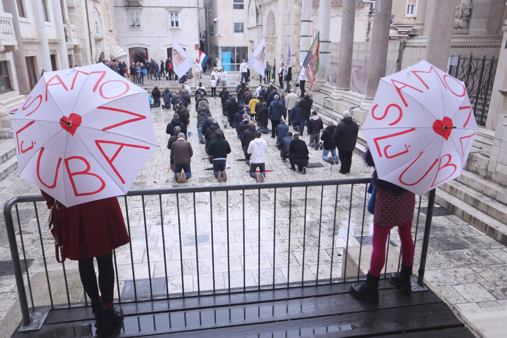 Zagreb: Muškarci okupljeni na molitvi krunice na glavnom gradskom Trgu