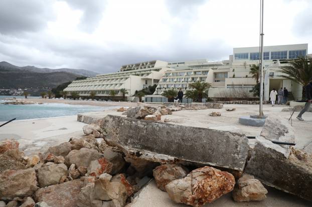 Olujno nevrijeme potpuno uništilo dubrovaèku plažu