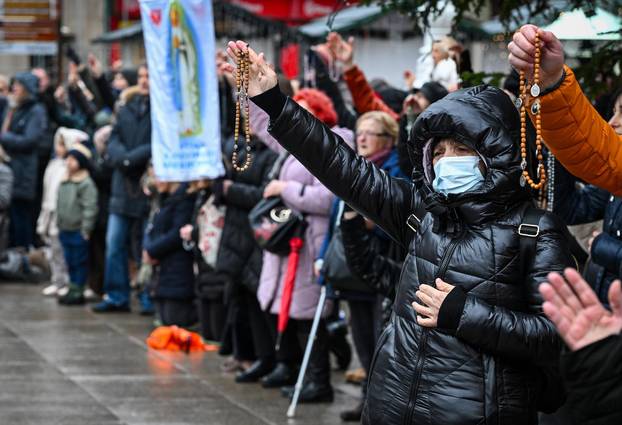 Zagreb: Molitelji i prosvjednici na Trgu bana Jelačića