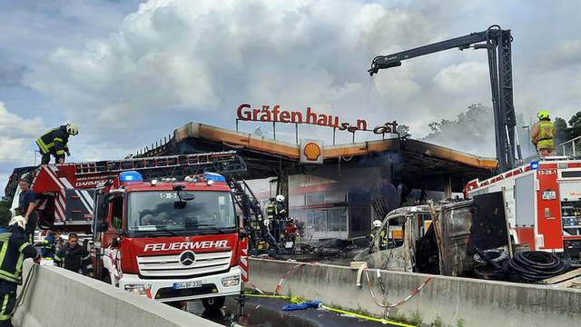 Zapalila se benzinska postaja kod Frankfurta: Vozačica se zaletjela u pumpe za gorivo