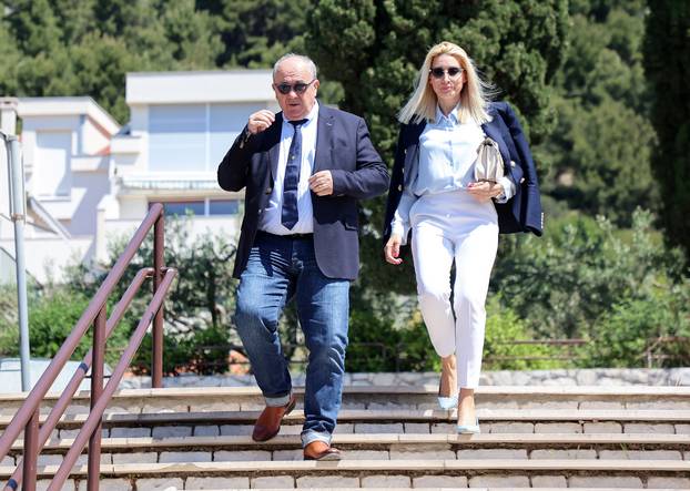 Split: Željko Kerum u pratnji supruge izašao na biralište i glasovao
