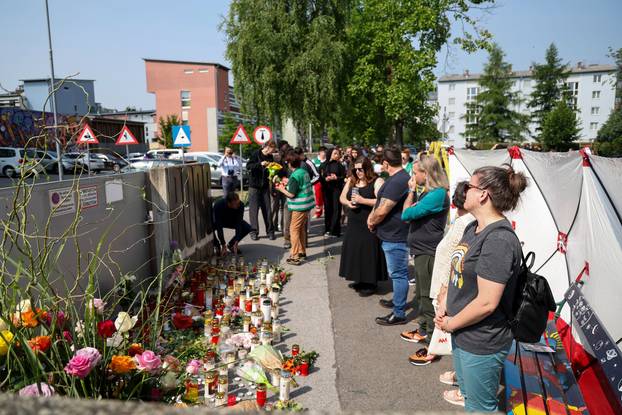 Graz: Dan nakon pokolja u školi brojni građani i učenici polažu cvijeće i pale svijeće za ubijene