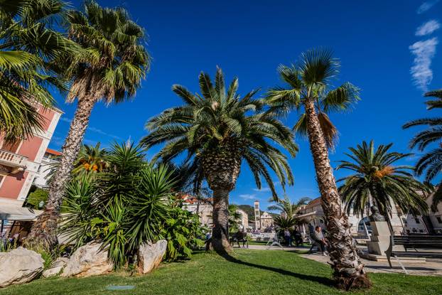 Turisti u obilasku grada Hvara uživaju u lijepom vremenu