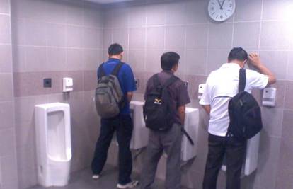 Nepisana pravila muškog WC-a: Izbjegnite pogled oči u oči