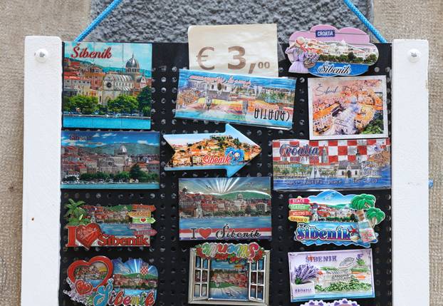 Šibenik: Ponuda suvenira u suvenirnici