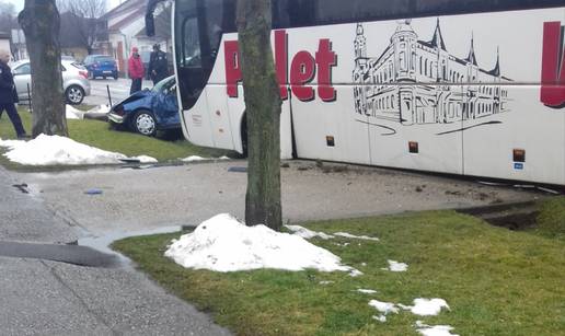 Nesreća u Nuštru: Sudar auta i bus, jedan čovjek je ozlijeđen