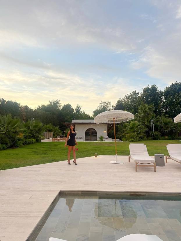 FOTO Jao, Georgina! Obukla je kratku minicu pa otkrila previše