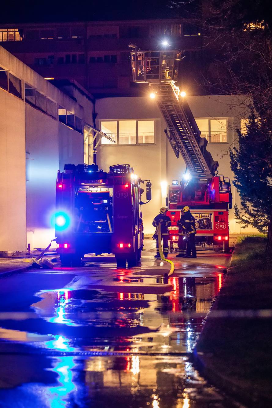 Pula: Požar na krovu Osnovne škole Veruda