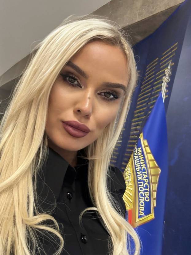 FOTO Obožava Vučića i Putina. Srpska političarka: Ružni bi da se politikom bave samo gabori!'