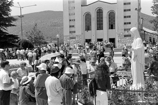 Brojni vjernici na obilježavanju 10. godišnjice ukazanja u Međurgorju, 25.6.1991.