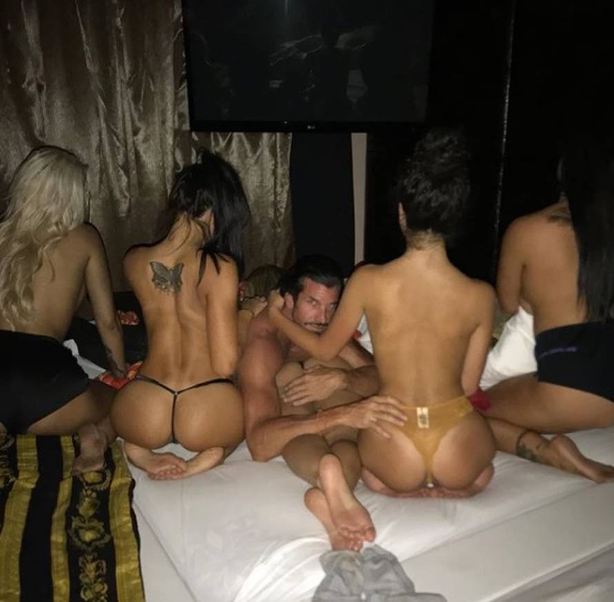 Novi Hefner: Teško mi je, svake večeri spavam s četiri djevojke