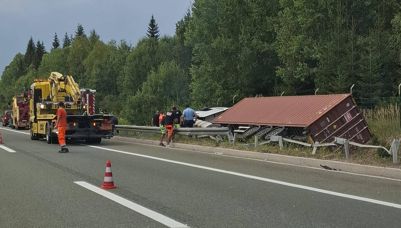 Kamion slovenskih registracija zabio se u parkirano policijsko vozilo! 'Vozač je u bolnici...'