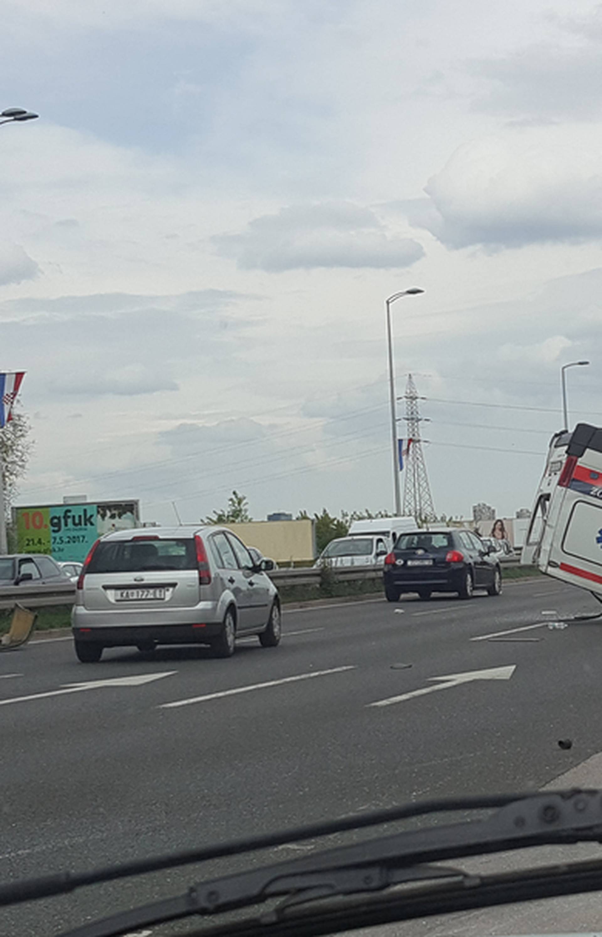 Sanitetsko vozilo prevrnulo se kod Arene, dvoje ozlijeđenih