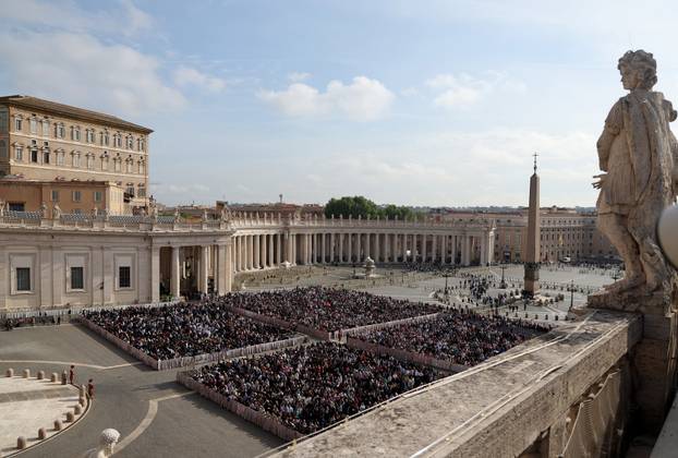 Rim: Brojni vjernici na Trgu sv. Petra čekaju procesiju s tijelom pape Franje