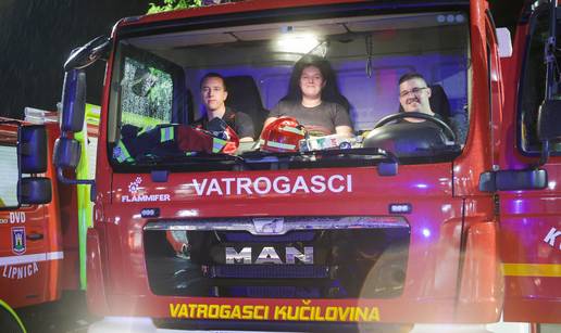 FOTO Zagreba&ccaron;ki vatrogasci su usred no&cacute;i krenuli prema Kor&ccaron;uli u pomo&cacute; pri ga&scaron;enju po&zcaron;ara