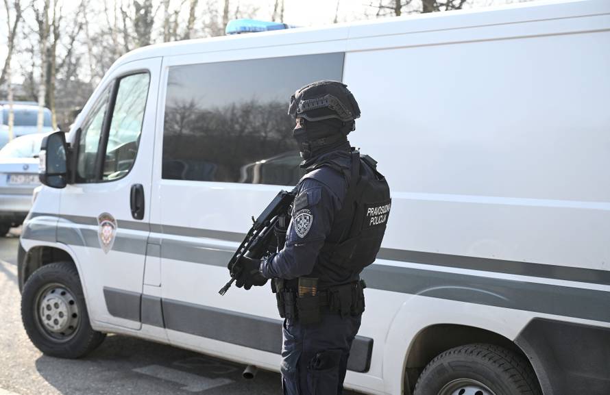 Varaždin: Srđan Mlađan pod jakim policijskim osiguranjem dolazi na Županijski sud