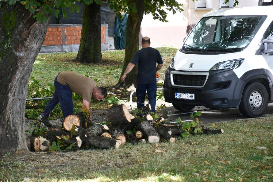 FOTO Dvoje ljudi ozlijeđeno u oluji koja je poharala Zagreb, velika šteta i u Slavoniji...