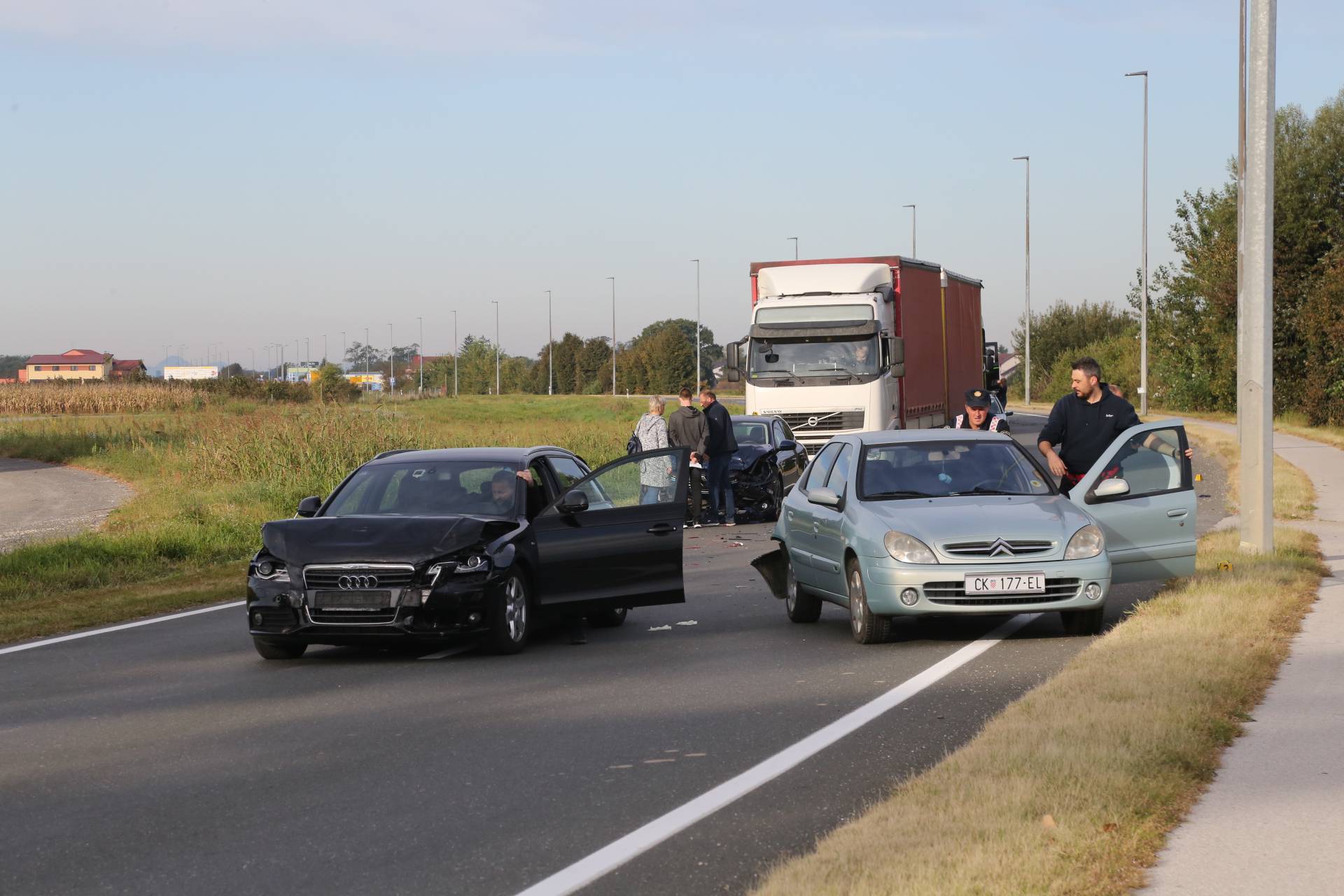 Sudarila su se tri automobila, jedna osoba je ozlijeđena...