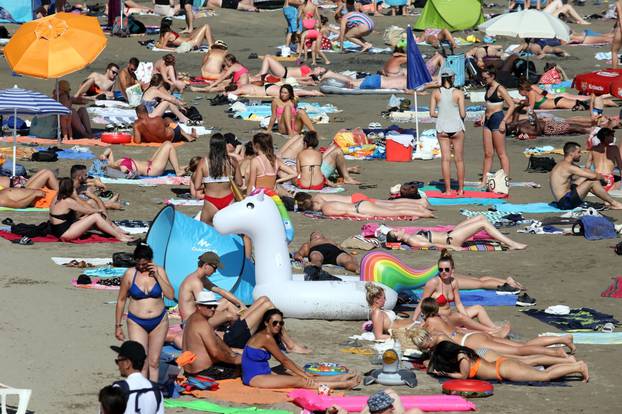 Split: Popularna plaÅ¾a BaÄvice popunjena do posljednjeg mjesta