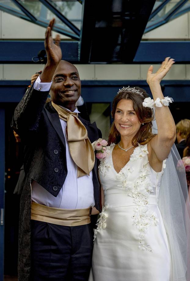 Bridal couple princess Märtha Louise and Mr. Durek Verrett greet the crowd