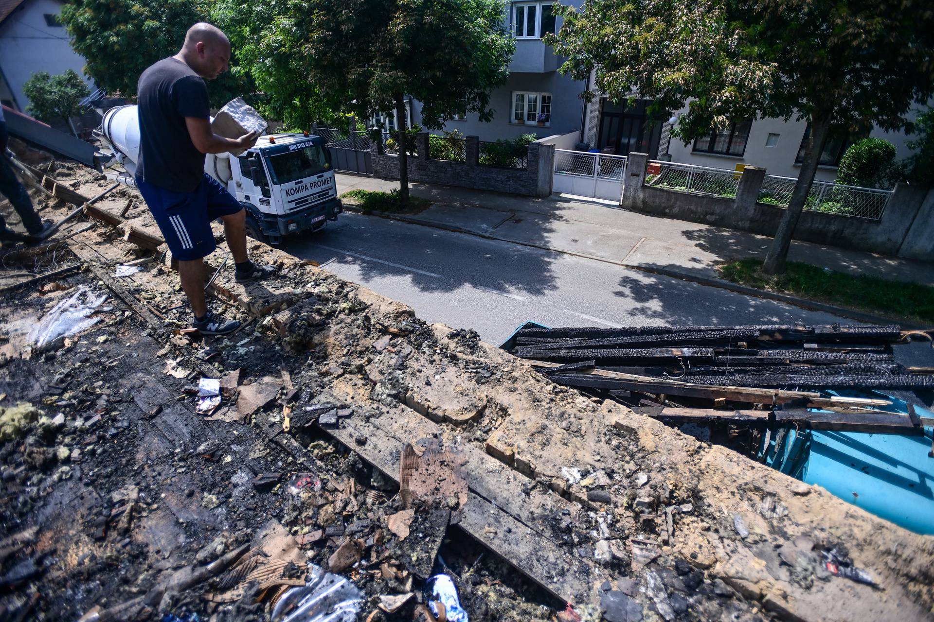 Zagreb: U Ulici Barutanski jarak izgorilo je krovište kuće