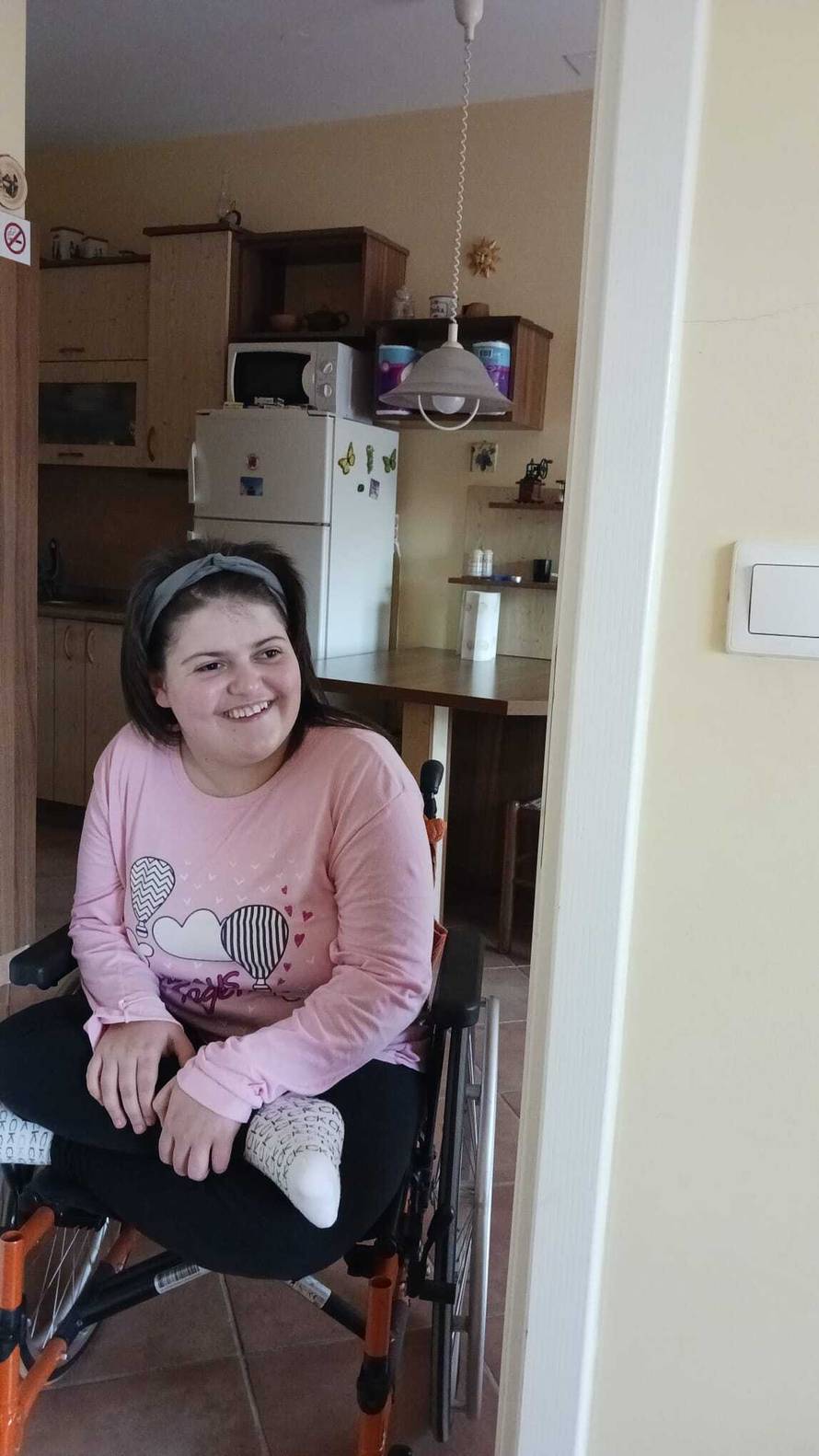 Iva (13) je u kolicima, baka (70) vratila se na posao da joj može plaćati terapije: 'Ne odustajem'