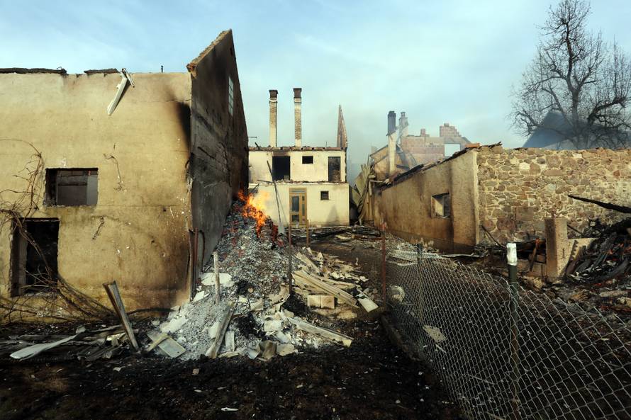 Proširila se iz sjenika: Vatra je progutala tri kuće kraj Čabra