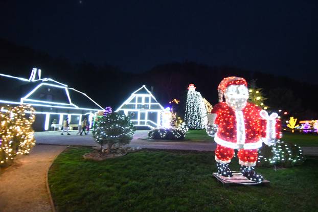 Magično Božićno blagdansko imanje obitelji Salaj zabljesnulo je u punom sajaju