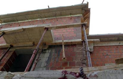 Radnik (33) pao s krova kuće na armaturnu šipku i umro 