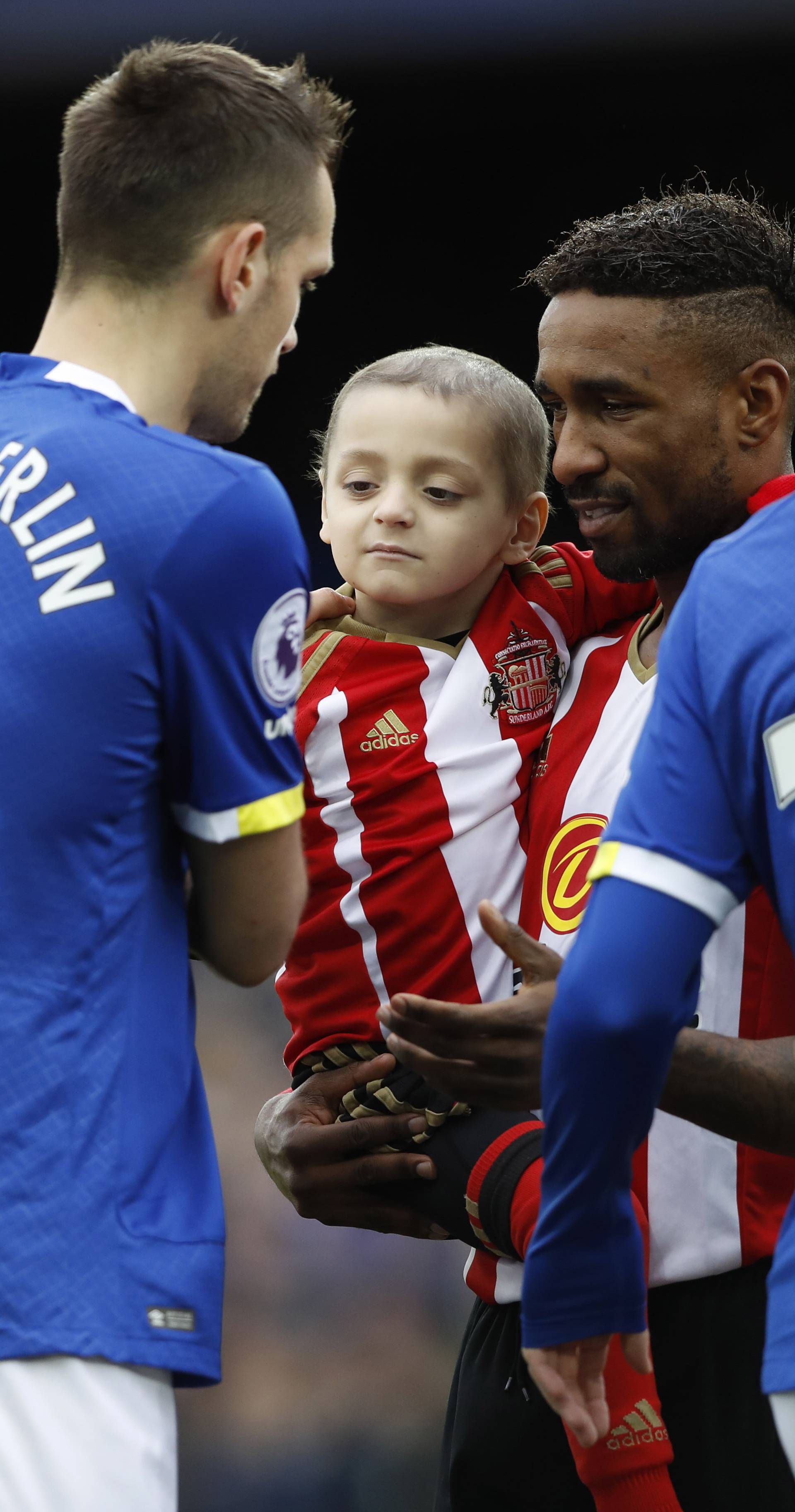Sunderland's Jermain Defoe carries out young Sunderland fan Bradley Lowery before the match
