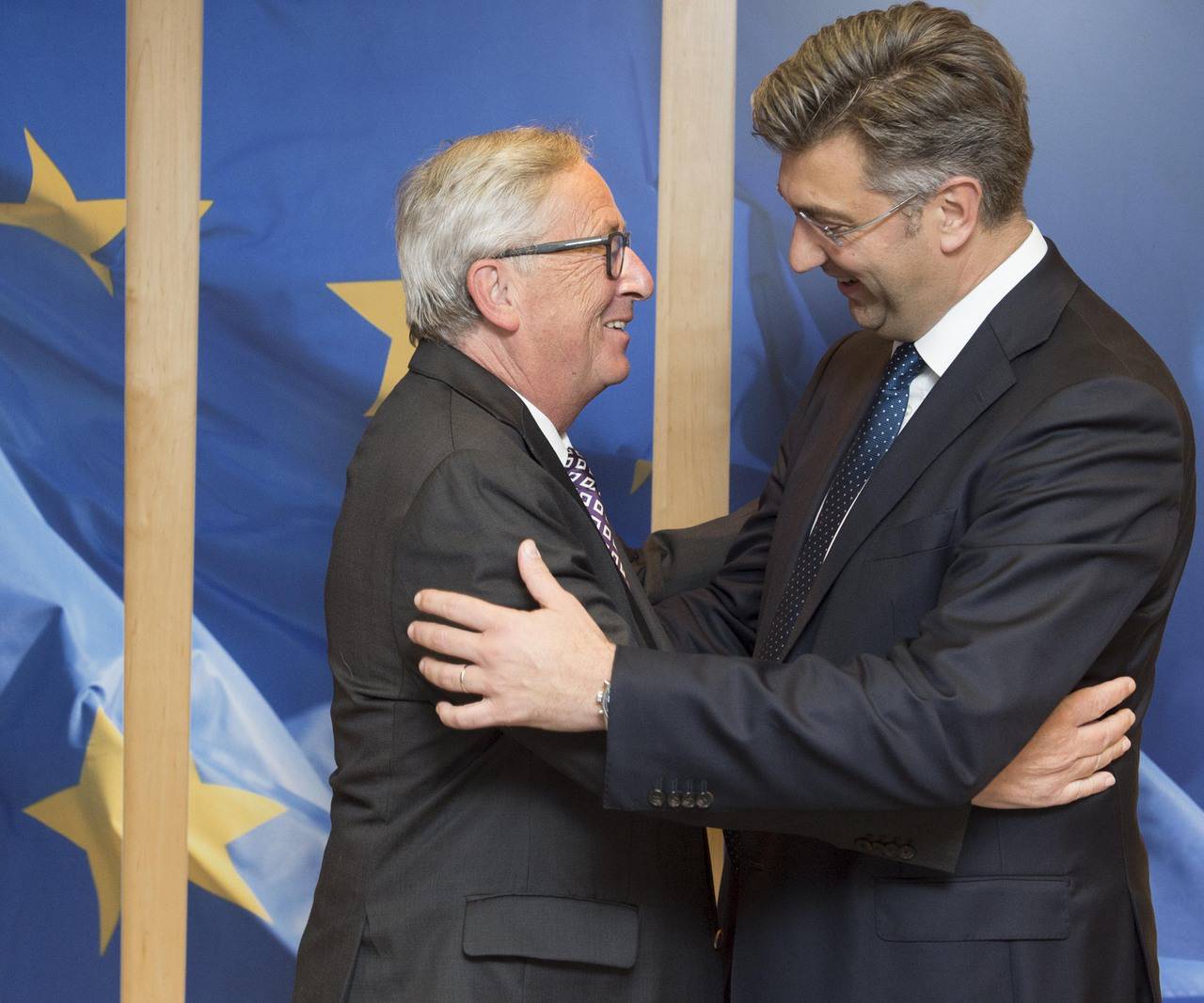 Juncker se prišuljao Plenkiju s leđa, uštipnuo ga i poslao pusu