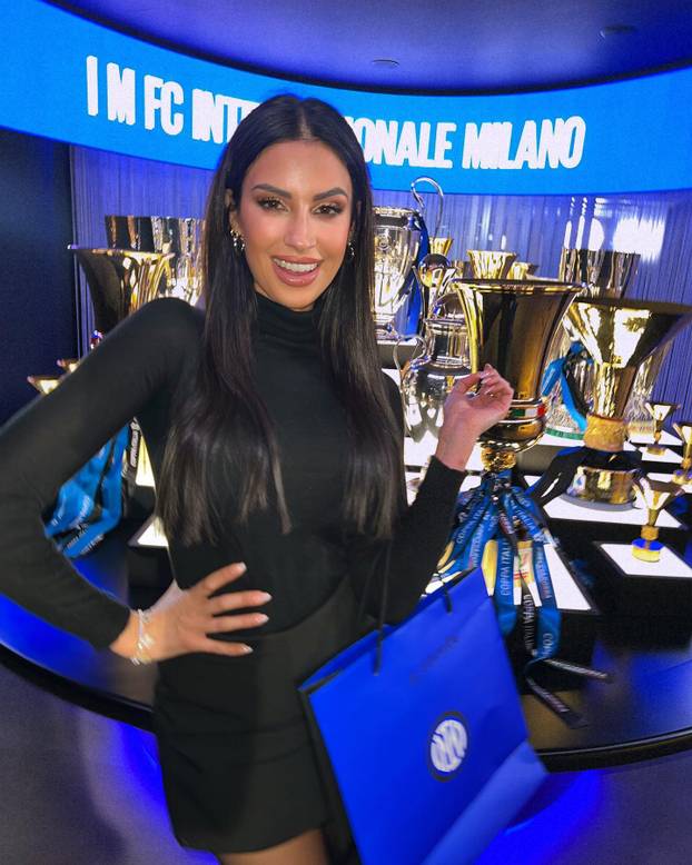 FOTO Modrićev suigrač ljubi 10 godina stariju bujnu voditeljicu