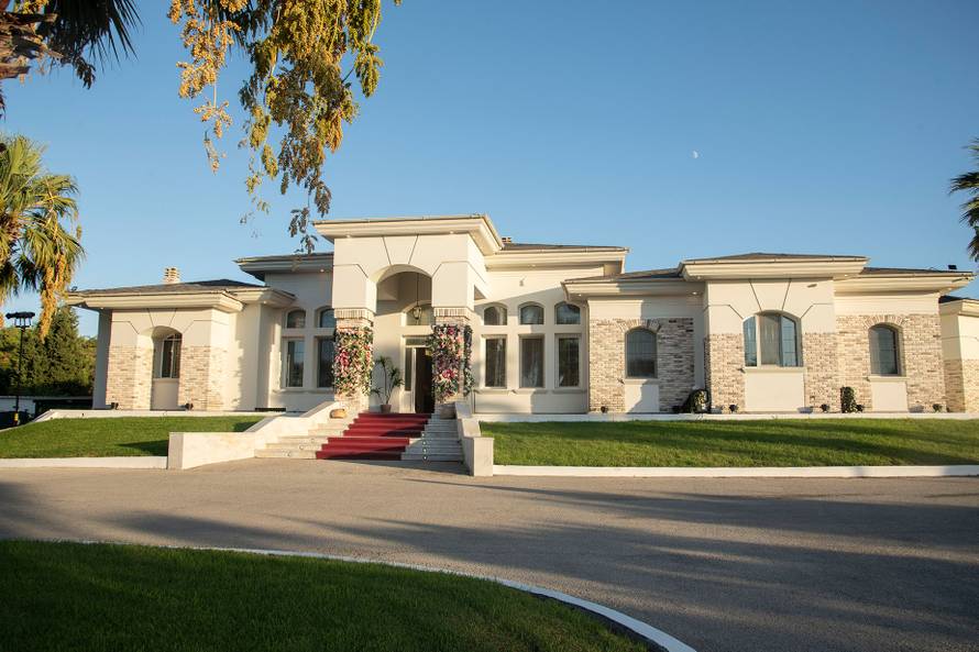 U ovoj će se vili djevojke boriti za naklonost novog Gospodina Savršenog, zavirite u interijer