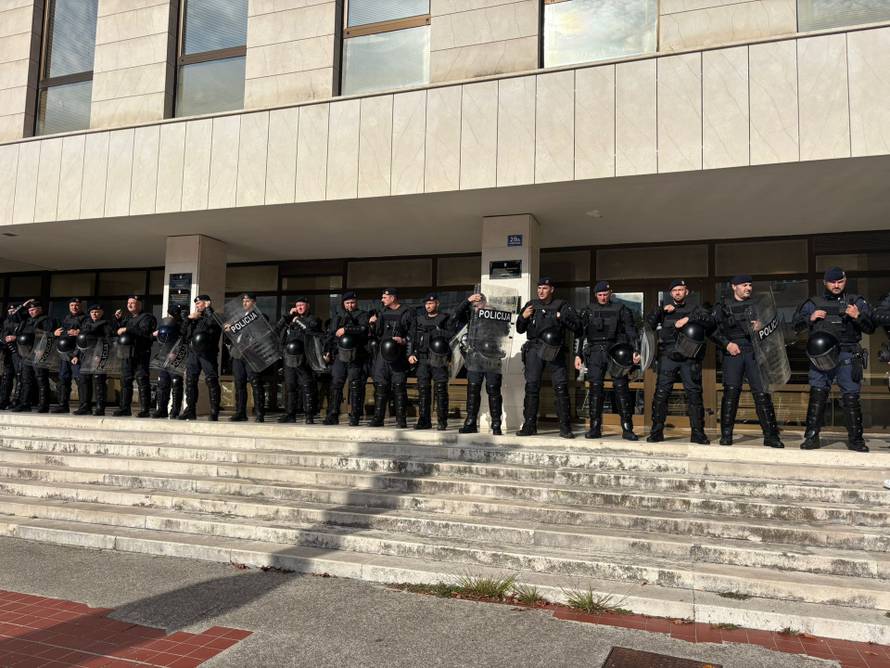 FOTO Gotov prosvjed na Rivi: Torcidaši su došli pred zgradu suda i urlali 'Za dom spremni'