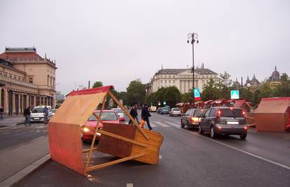 Vjetar 'razbacao' štandove po cesti na Glavnom Kolodvoru