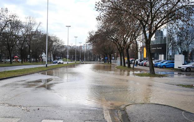 Zagreb: Poplava u Ukrajinskoj ulici zbog puknuća cijevi