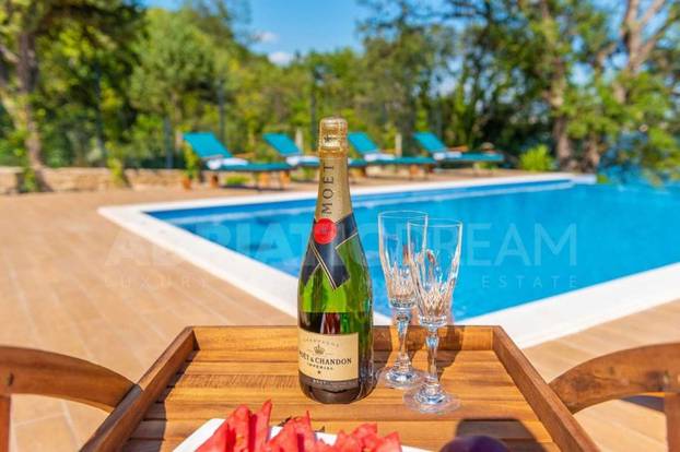 FOTO Privatna plaža i infinity bazen: Moderna vila blizu Zadra prodaje se za 3 milijuna eura