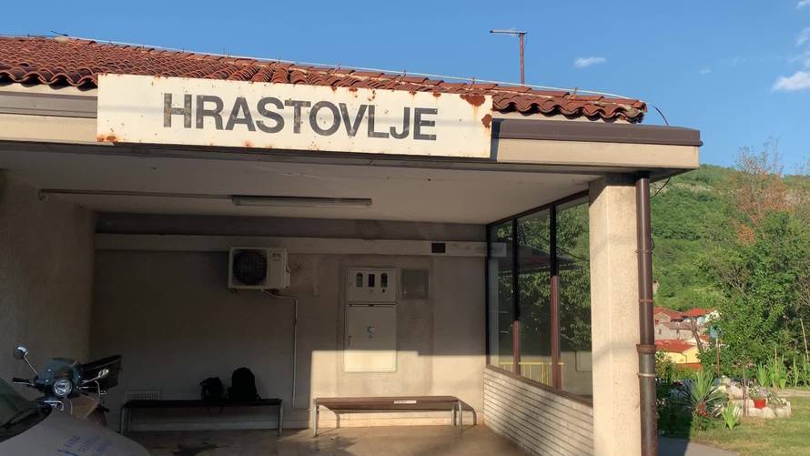 Blizu granice prevrnuo se vlak: Iscurilo 10.000 litara kerozina!