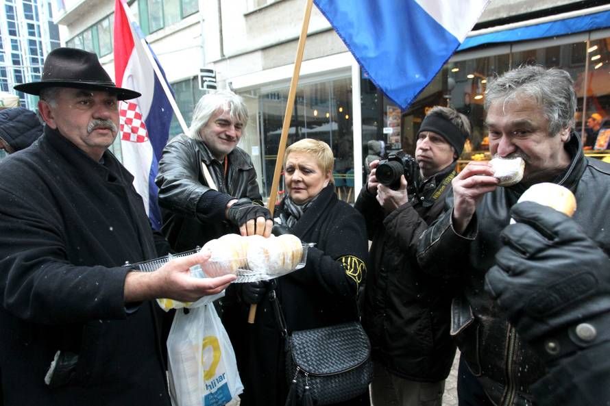Prosvjednici došli do Kamenitih vrata, dalje ne mogu: 'Izdaja!'