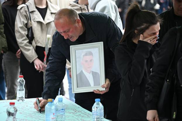 Kočani: Građani odaju počast poginulima u požaru diskoteke