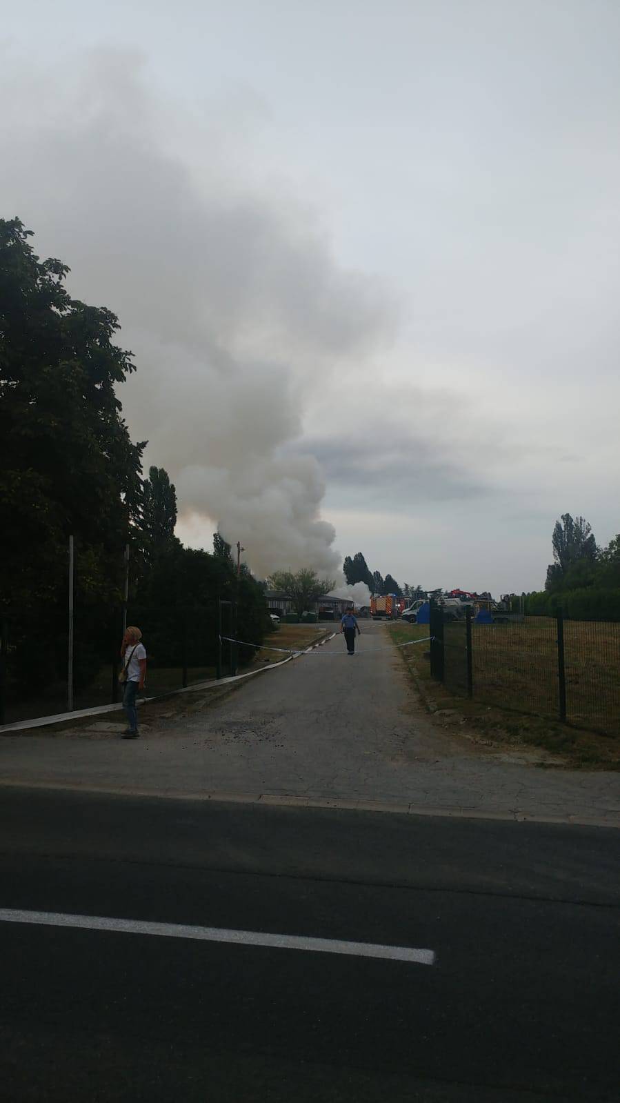 Ugasili su vatru kraj Mirogoja: Gusti crni dim prepao građane