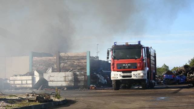 Požar na odlagalištu otpada u Šibeniku: Širi se gusti crni dim