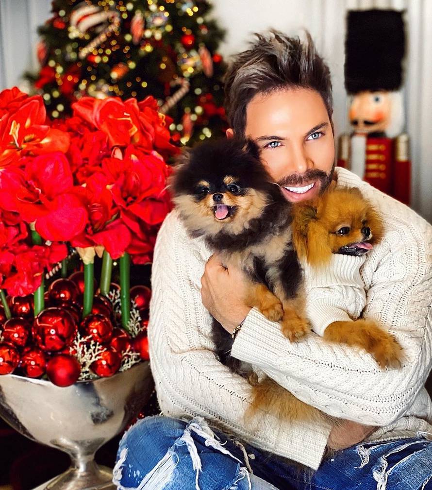 Mačak posjetio slavni kabaret, uživa u pariškoj božićnoj bajci