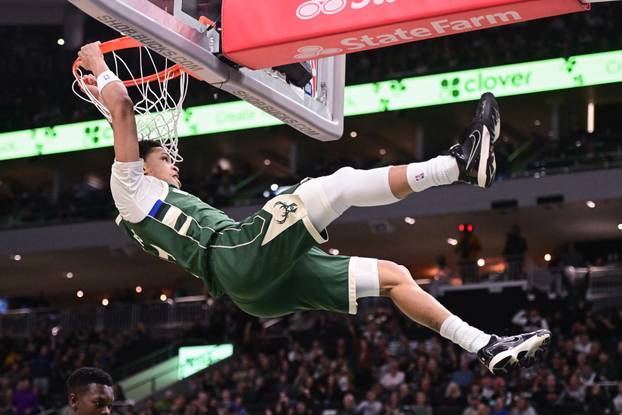 NBA: Sacramento Kings at Milwaukee Bucks