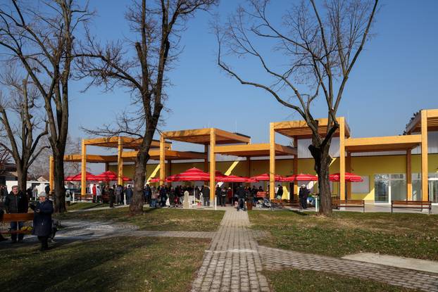 Zagreb: Gradonačelnik Tomislav Tomašević i Luka Korlaet otvorili rekonstruiranu i dograđenu tržnicu Vrapče