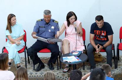 Na Međunarodnom dječjem festivalu  bajke čitali policajci