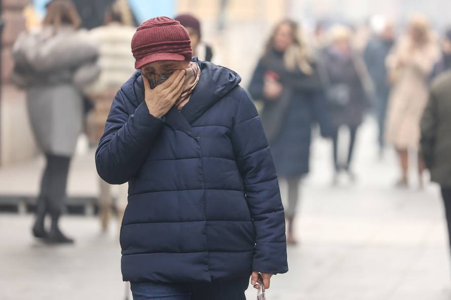 Građani na ulicama Sarajeva nose maske zbog velikog zagađenja zraka